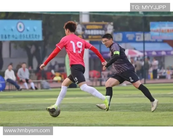 高清合拍展现足球球星绿茵风采瞬间记录球场热血与荣耀